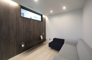 黒と木目が調和する圧倒的な造形美のインナーガレージがある大人モダン邸宅 - 空感考房CO.CO - リビング