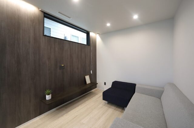 黒と木目が調和する圧倒的な造形美のインナーガレージがある大人モダン邸宅 - 空感考房CO.CO - リビング