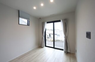 黒と木目が調和する圧倒的な造形美のインナーガレージがある大人モダン邸宅 - 空感考房CO.CO - 1階洋室