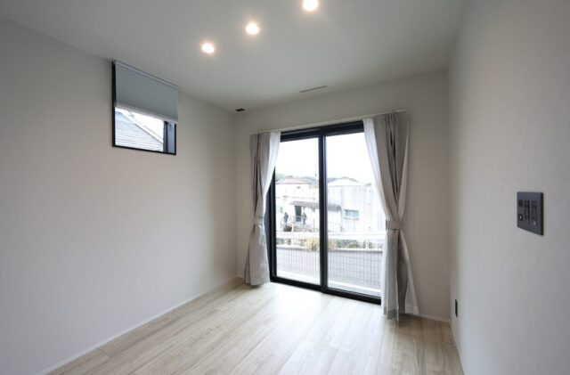 黒と木目が調和する圧倒的な造形美のインナーガレージがある大人モダン邸宅 - 空感考房CO.CO - 1階洋室