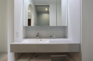 黒と木目が調和する圧倒的な造形美のインナーガレージがある大人モダン邸宅 - 空感考房CO.CO - 洗面スペース