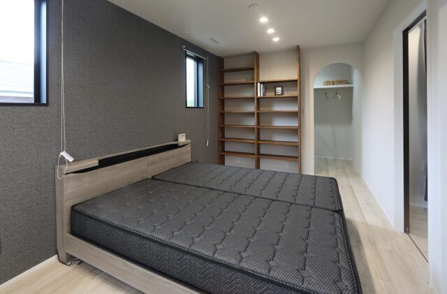 黒と木目が調和する圧倒的な造形美のインナーガレージがある大人モダン邸宅 - 空感考房CO.CO - 寝室