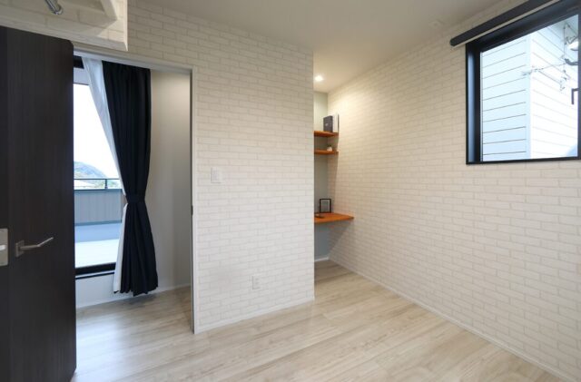 黒と木目が調和する圧倒的な造形美のインナーガレージがある大人モダン邸宅 - 空感考房CO.CO - 2階洋室