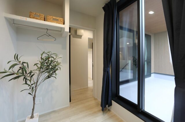 黒と木目が調和する圧倒的な造形美のインナーガレージがある大人モダン邸宅 - 空感考房CO.CO - 2階