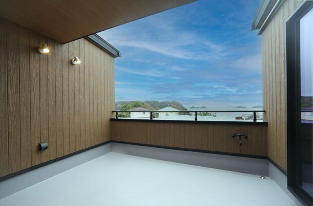 黒と木目が調和する圧倒的な造形美のインナーガレージがある大人モダン邸宅 - 空感考房CO.CO - ベランダ