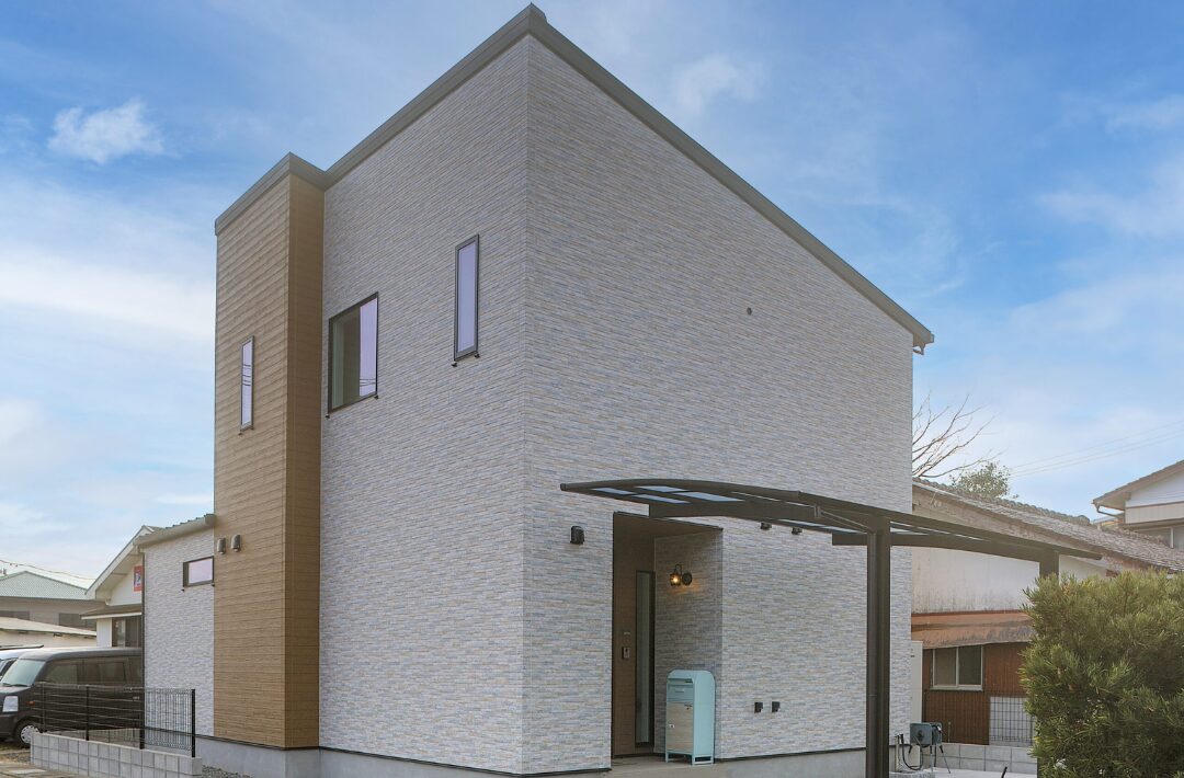 ホワイトとダークウッドのコントラストが魅せる和洋折衷の吹き抜けがある住まい - 空感考房CO.CO - 外観正面