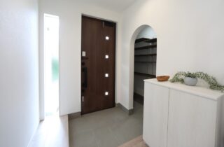 ホワイトとダークウッドのコントラストが魅せる和洋折衷の吹き抜けがある住まい - 空感考房CO.CO - 玄関