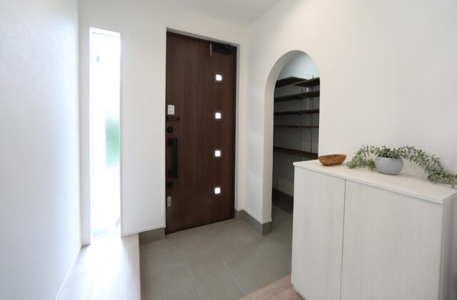 ホワイトとダークウッドのコントラストが魅せる和洋折衷の吹き抜けがある住まい - 空感考房CO.CO - 玄関