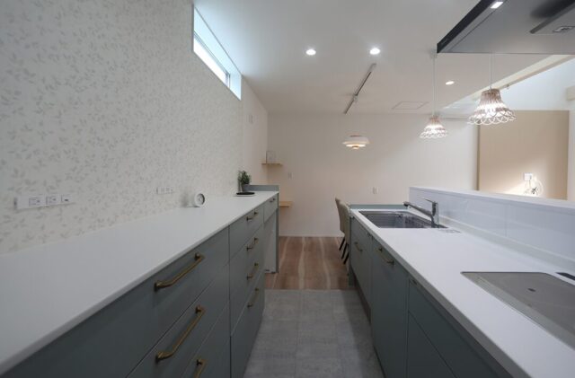 ホワイトとダークウッドのコントラストが魅せる和洋折衷の吹き抜けがある住まい - 空感考房CO.CO - キッチン