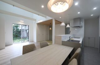 ホワイトとダークウッドのコントラストが魅せる和洋折衷の吹き抜けがある住まい - 空感考房CO.CO - ダイニング