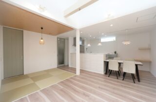 ホワイトとダークウッドのコントラストが魅せる和洋折衷の吹き抜けがある住まい - 空感考房CO.CO - LDK