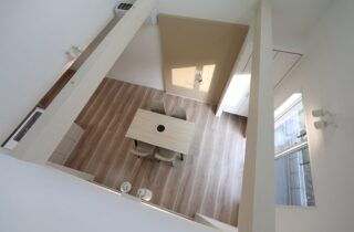 ホワイトとダークウッドのコントラストが魅せる和洋折衷の吹き抜けがある住まい - 空感考房CO.CO - 吹き抜け