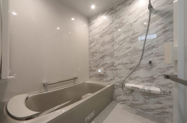 ホワイトとダークウッドのコントラストが魅せる和洋折衷の吹き抜けがある住まい - 空感考房CO.CO - 浴室