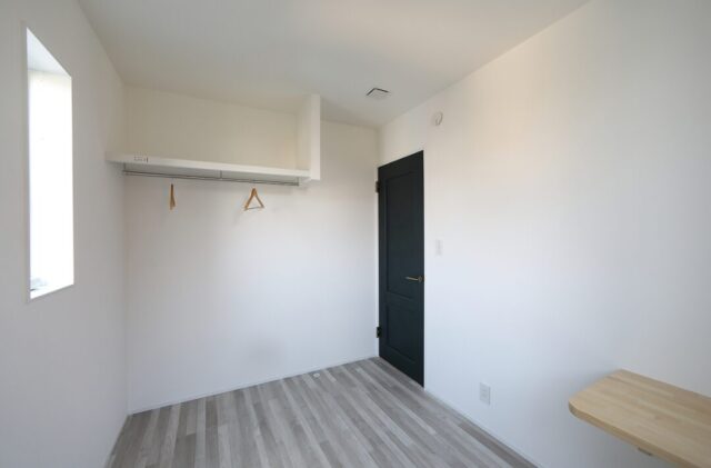 ホワイトとダークウッドのコントラストが魅せる和洋折衷の吹き抜けがある住まい - 空感考房CO.CO - 洋室