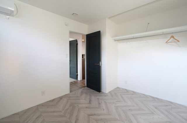 ホワイトとダークウッドのコントラストが魅せる和洋折衷の吹き抜けがある住まい - 空感考房CO.CO - 洋室