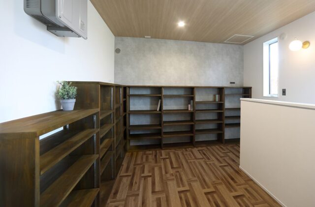 ホワイトとダークウッドのコントラストが魅せる和洋折衷の吹き抜けがある住まい - 空感考房CO.CO - 2階フロア