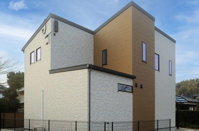 ホワイトとダークウッドのコントラストが魅せる和洋折衷の吹き抜けがある住まい - 空感考房CO.CO - 裏外観