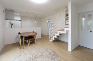 コンパクトな29坪に4LDKを叶えた 収納充実の爽やかなシンプルハウス - 空感考房CO.CO - LDK