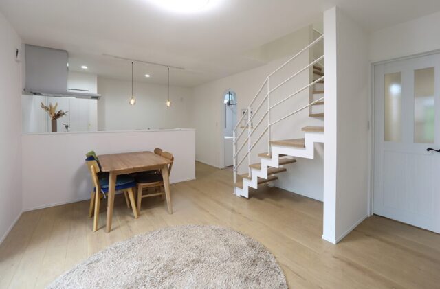 コンパクトな29坪に4LDKを叶えた 収納充実の爽やかなシンプルハウス - 空感考房CO.CO - LDK