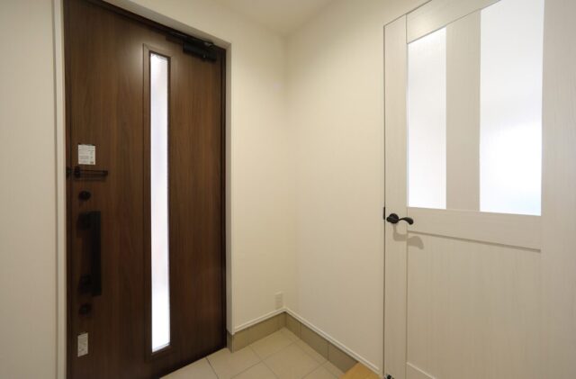 コンパクトな29坪に4LDKを叶えた 収納充実の爽やかなシンプルハウス - 空感考房CO.CO - 玄関