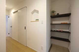 コンパクトな29坪に4LDKを叶えた 収納充実の爽やかなシンプルハウス - 空感考房CO.CO - 玄関収納