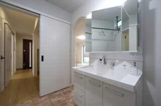 コンパクトな29坪に4LDKを叶えた 収納充実の爽やかなシンプルハウス - 空感考房CO.CO - 洗面スペース