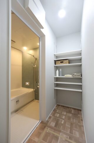 コンパクトな29坪に4LDKを叶えた 収納充実の爽やかなシンプルハウス - 空感考房CO.CO - 浴室・収納