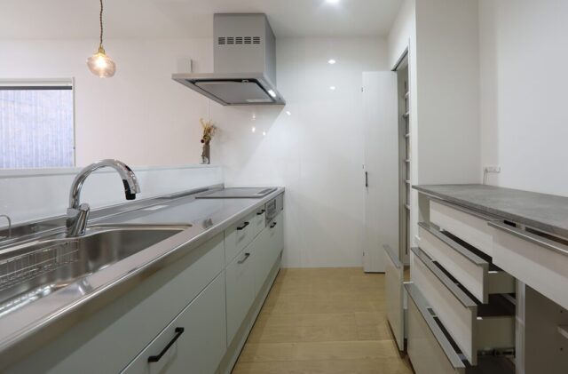 コンパクトな29坪に4LDKを叶えた 収納充実の爽やかなシンプルハウス - 空感考房CO.CO - キッチン