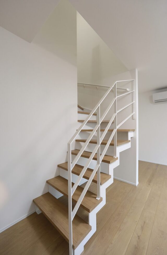 コンパクトな29坪に4LDKを叶えた 収納充実の爽やかなシンプルハウス - 空感考房CO.CO - 階段