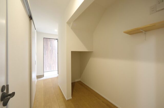 コンパクトな29坪に4LDKを叶えた 収納充実の爽やかなシンプルハウス - 空感考房CO.CO - 階段下