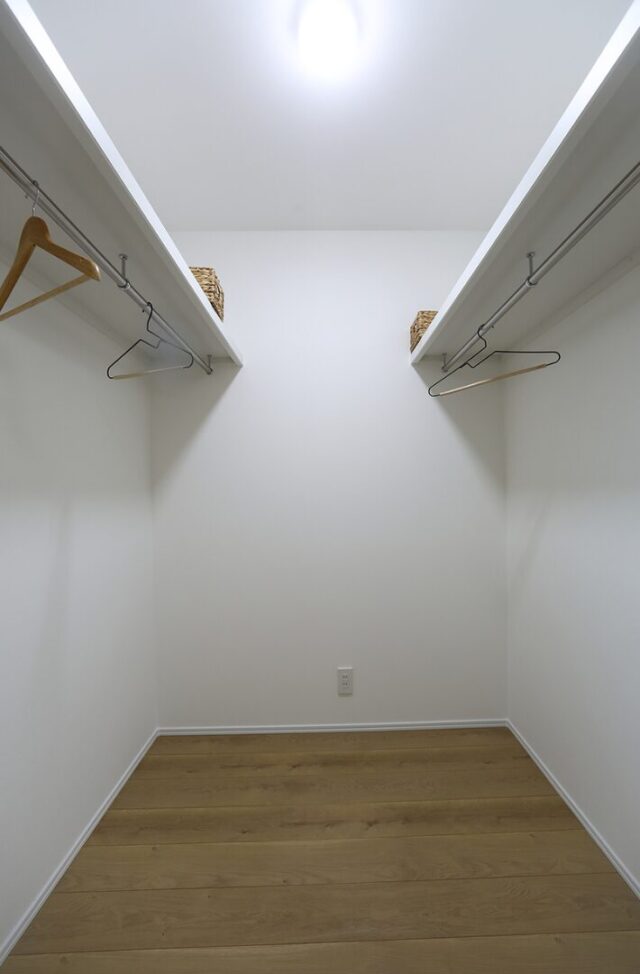 コンパクトな29坪に4LDKを叶えた 収納充実の爽やかなシンプルハウス - 空感考房CO.CO - WIC