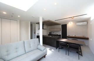 ホテルライクな気品と機能美が漂う陽光に包まれたシックなボックスハウス - 空感考房CO.CO - LDK