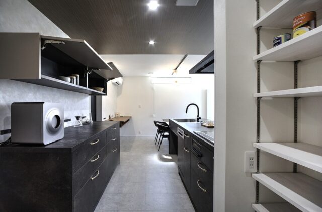 ホテルライクな気品と機能美が漂う陽光に包まれたシックなボックスハウス - 空感考房CO.CO - キッチン