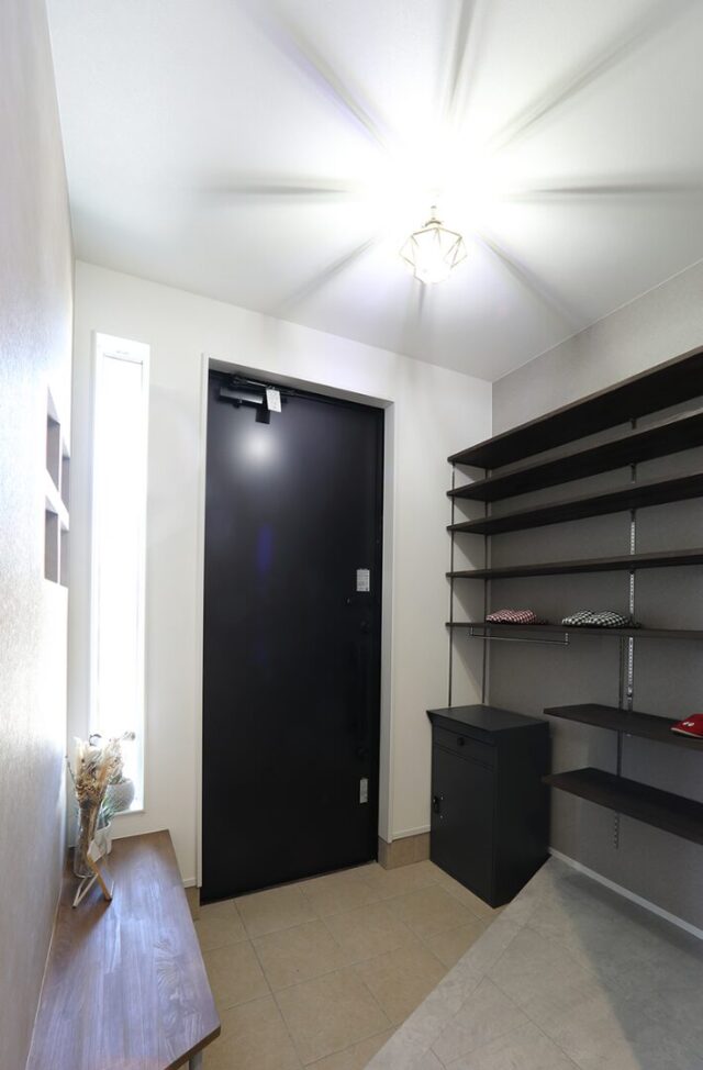 ホテルライクな気品と機能美が漂う陽光に包まれたシックなボックスハウス - 空感考房CO.CO - 玄関