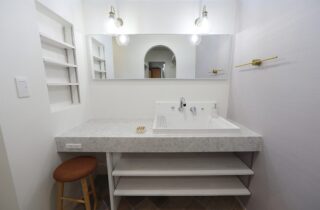 ホテルライクな気品と機能美が漂う陽光に包まれたシックなボックスハウス - 空感考房CO.CO - 洗面スペース