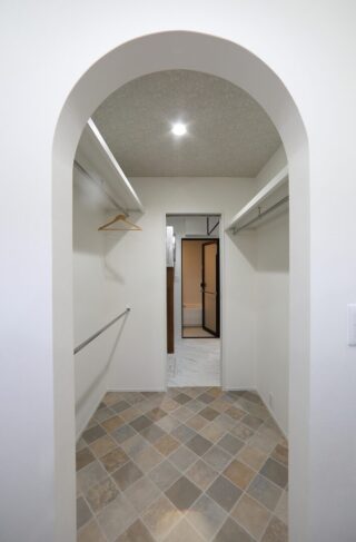 ホテルライクな気品と機能美が漂う陽光に包まれたシックなボックスハウス - 空感考房CO.CO - WICを