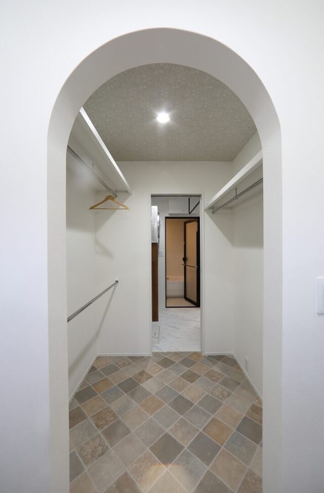 ホテルライクな気品と機能美が漂う陽光に包まれたシックなボックスハウス - 空感考房CO.CO - WICを