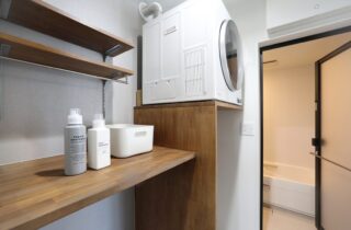 ホテルライクな気品と機能美が漂う陽光に包まれたシックなボックスハウス - 空感考房CO.CO - ランドリールーム