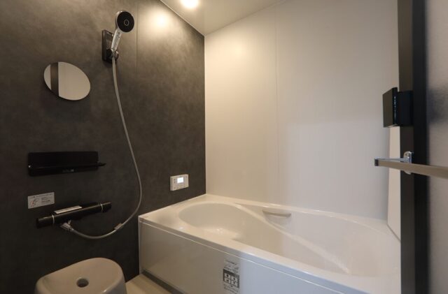 ホテルライクな気品と機能美が漂う陽光に包まれたシックなボックスハウス - 空感考房CO.CO - 浴室