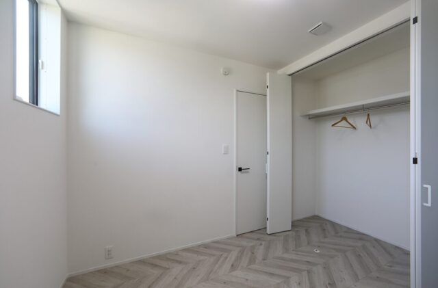 ホテルライクな気品と機能美が漂う陽光に包まれたシックなボックスハウス - 空感考房CO.CO - 洋室