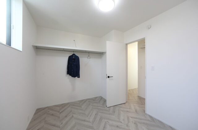 ホテルライクな気品と機能美が漂う陽光に包まれたシックなボックスハウス - 空感考房CO.CO - 洋室