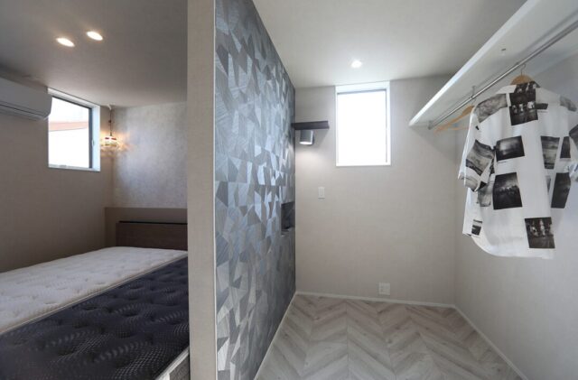 ホテルライクな気品と機能美が漂う陽光に包まれたシックなボックスハウス - 空感考房CO.CO - 寝室・収納