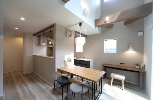 吹き抜けから光が降り注ぐLDKとホームライブラリーを叶えるスキップフロアのある2階建て - 空感考房CO.CO - LDK