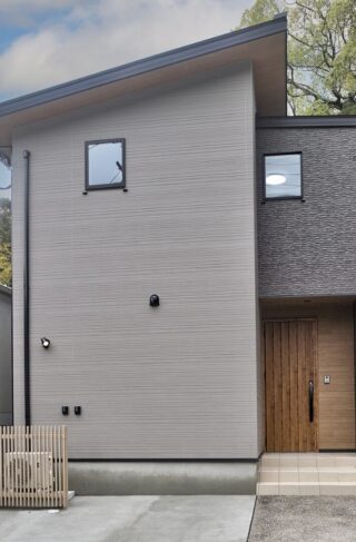 吹き抜けから光が降り注ぐLDKとホームライブラリーを叶えるスキップフロアのある2階建て - 空感考房CO.CO - 外観