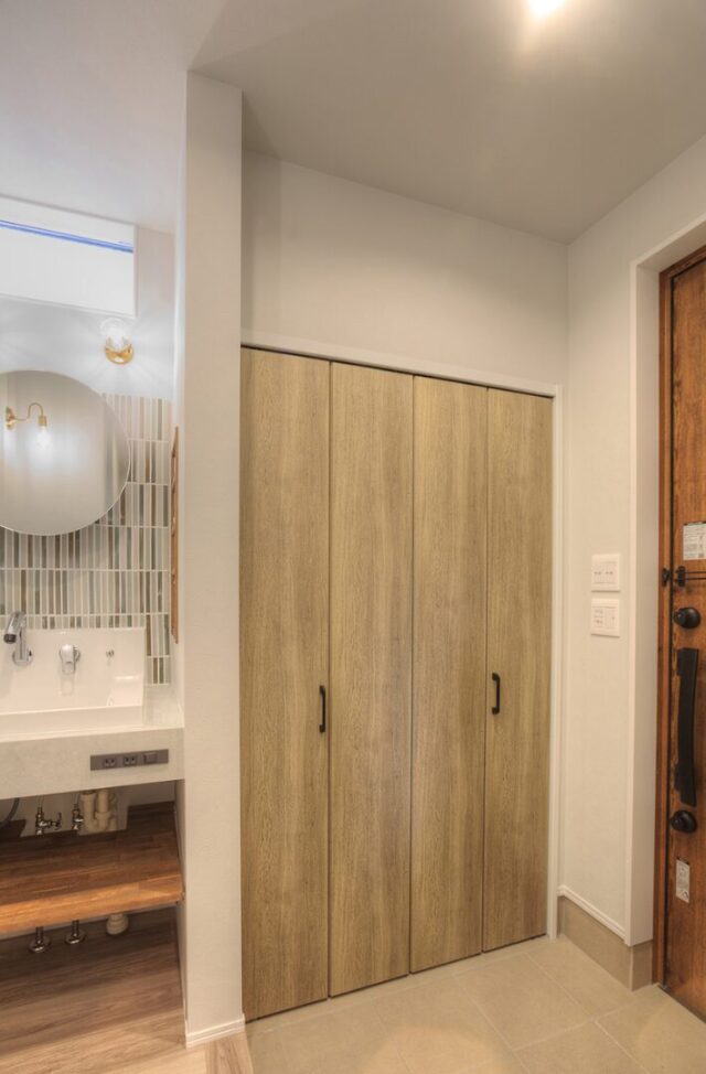 吹き抜けから光が降り注ぐLDKとホームライブラリーを叶えるスキップフロアのある2階建て - 空感考房CO.CO - 玄関