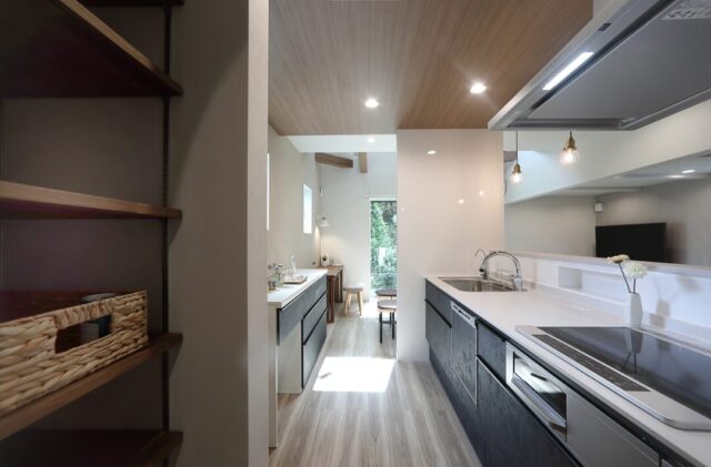 吹き抜けから光が降り注ぐLDKとホームライブラリーを叶えるスキップフロアのある2階建て - 空感考房CO.CO - キッチン