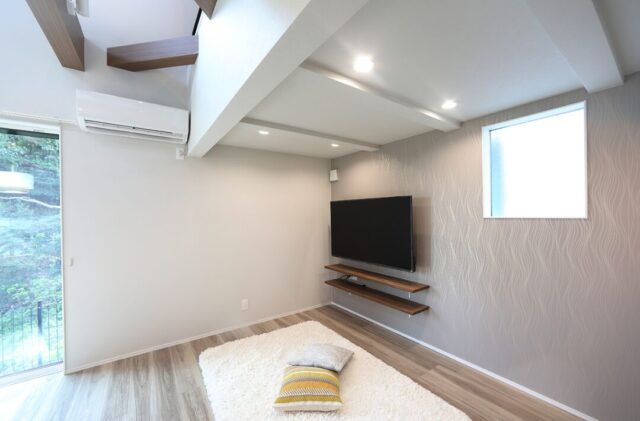 吹き抜けから光が降り注ぐLDKとホームライブラリーを叶えるスキップフロアのある2階建て - 空感考房CO.CO - リビング