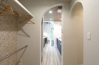 吹き抜けから光が降り注ぐLDKとホームライブラリーを叶えるスキップフロアのある2階建て - 空感考房CO.CO - 収納