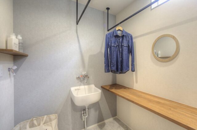 吹き抜けから光が降り注ぐLDKとホームライブラリーを叶えるスキップフロアのある2階建て - 空感考房CO.CO - ランドリールーム