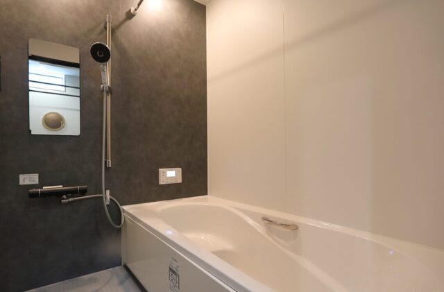 吹き抜けから光が降り注ぐLDKとホームライブラリーを叶えるスキップフロアのある2階建て - 空感考房CO.CO - 浴室